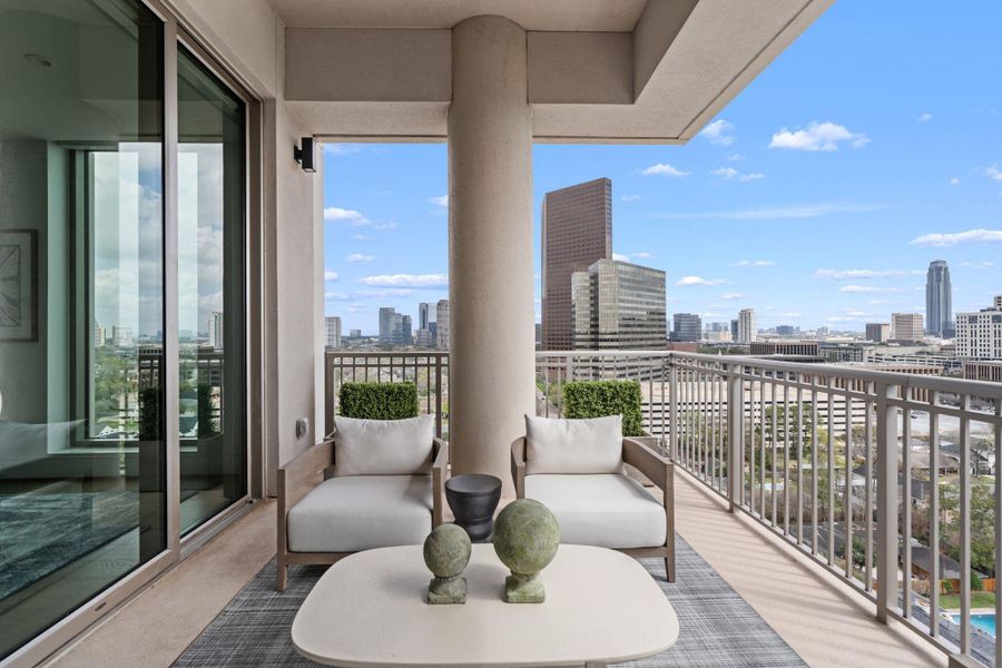 The city is the only seasoning you need. An over-sized terrace with a built-in outdoor kitchen, designed for those who want to cook, dine, and live on a higher level. The city is the only seasoning you need. An over-sized terrace with a built-in outdoor kitchen, designed for those who want to cook, dine, and live on a higher level.