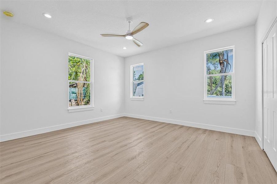 Spacious, unfurnished interior of a new home in , Tampa (Image 37).