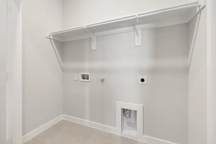 Spacious, unfurnished interior of a new home in Cottonwood Creek, Rowlett (Image 43).