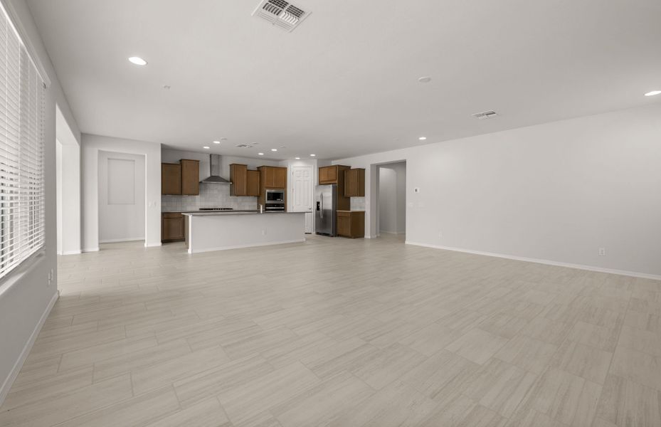 Spacious, unfurnished interior of a new home in Allen Ranches, Litchfield Park (Image 27).