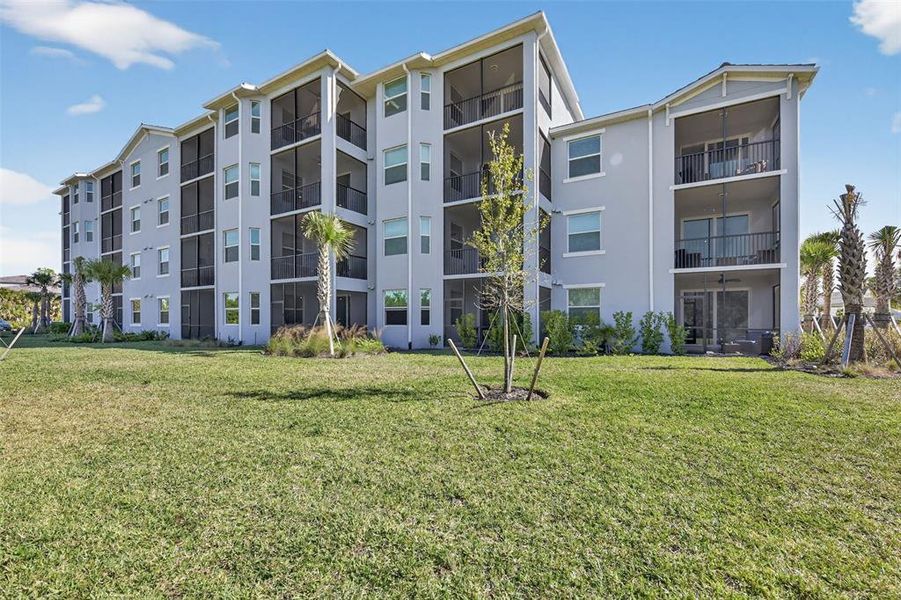 Condo located in Punta Gorda, FL showcasing its design and architecture (Image 4).