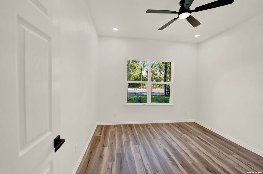 Spacious, unfurnished interior of a new home in , Hondo (Image 30).
