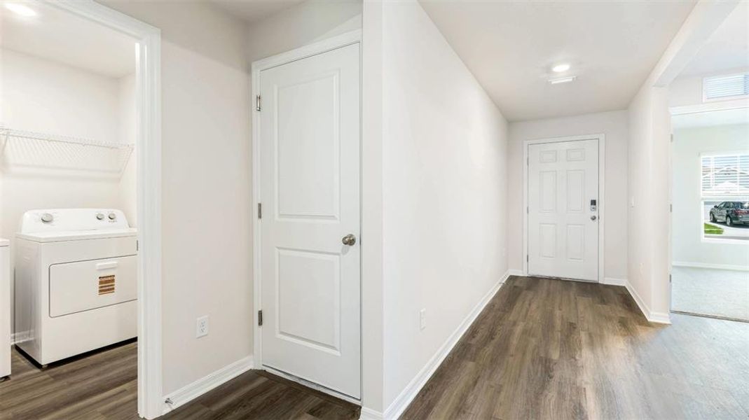 Spacious, unfurnished interior of a new home in Mandarin Grove, Palmetto (Image 17).