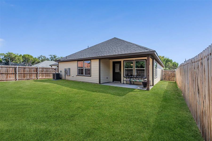 Exterior details and patio area of a home in , Granbury (Image 4).