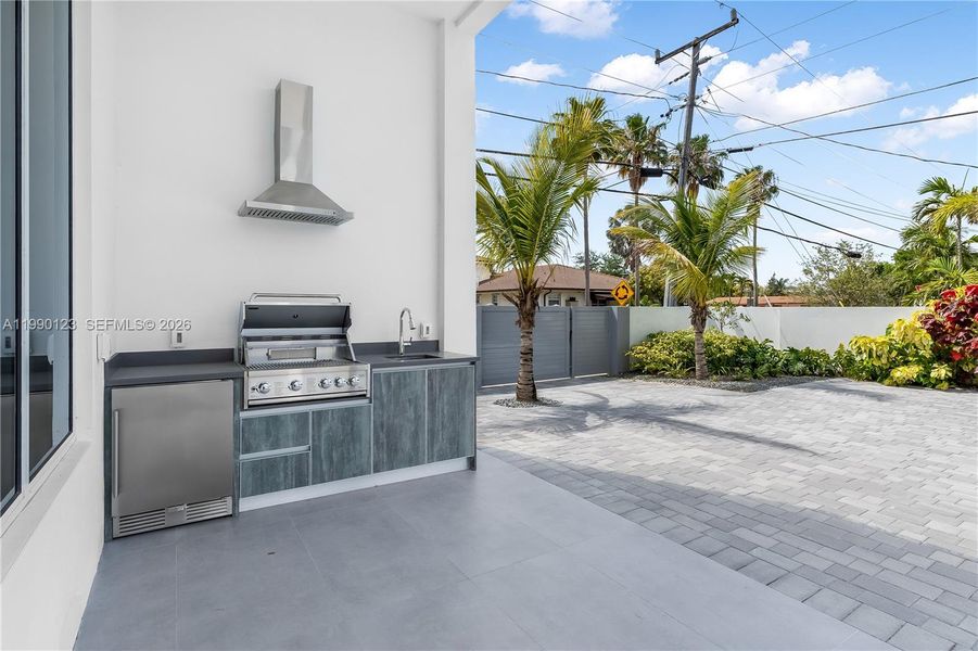 Built-in outdoor grill