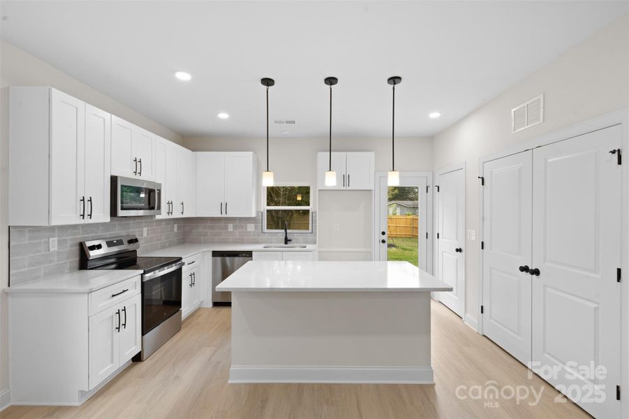 7805 Casa Loma - grey package