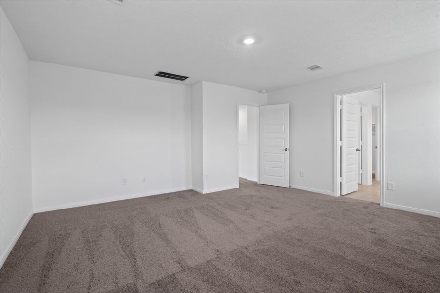 Spacious, unfurnished interior of a new home in Oakwood Trails, Tomball (Image 18).