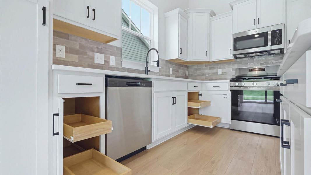 Bright and welcoming kitchen with carefully selected finishes and ample storage