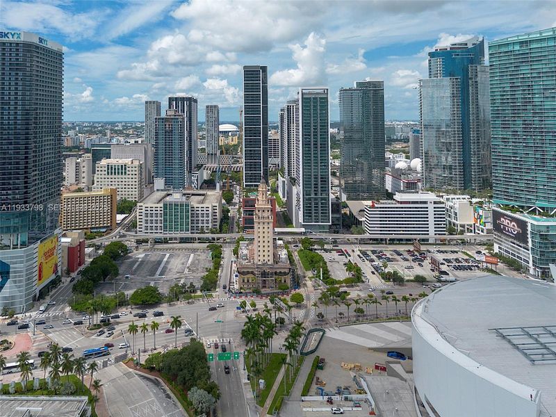 Condo located in Miami, FL showcasing its design and architecture (Image 29).