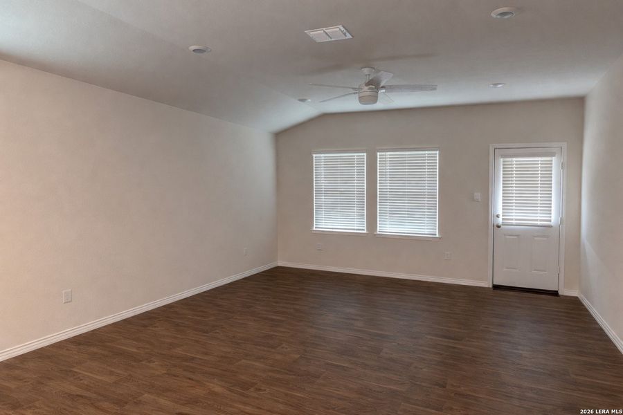 Spacious, unfurnished interior of a new home in Avenida, Converse (Image 11).