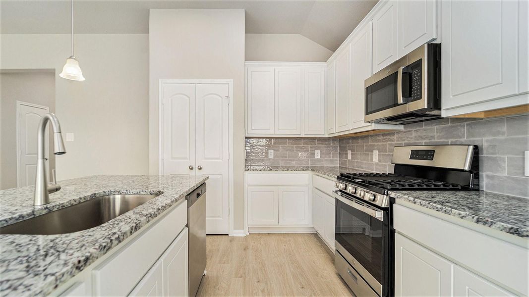 Furnished interior view inside a new home in Meadow Glen, Conroe (Image 13).