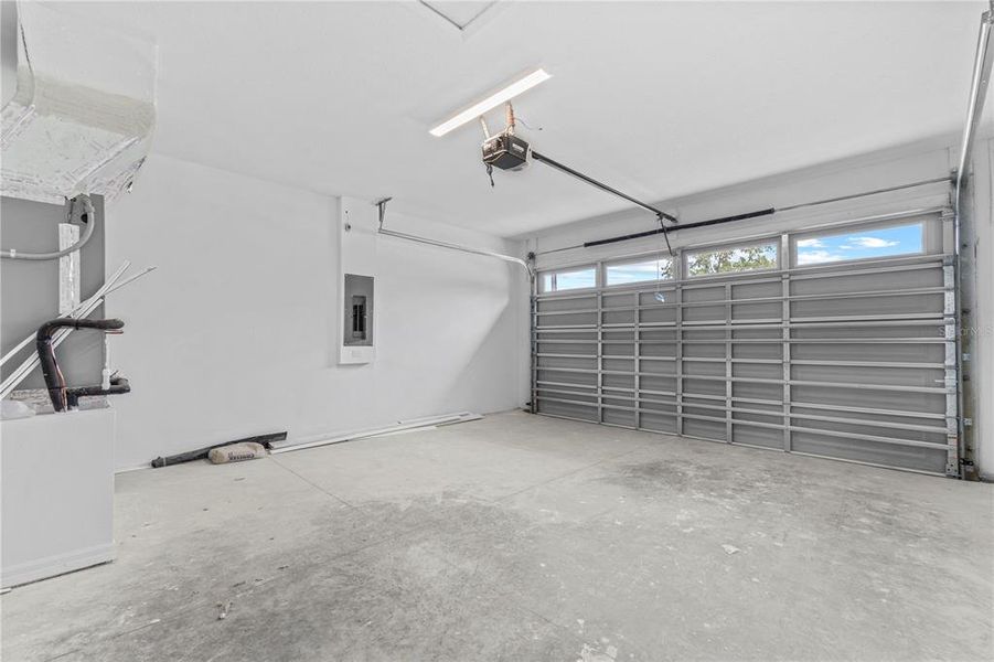 Spacious, unfurnished interior of a new home in , Dunnellon (Image 13).