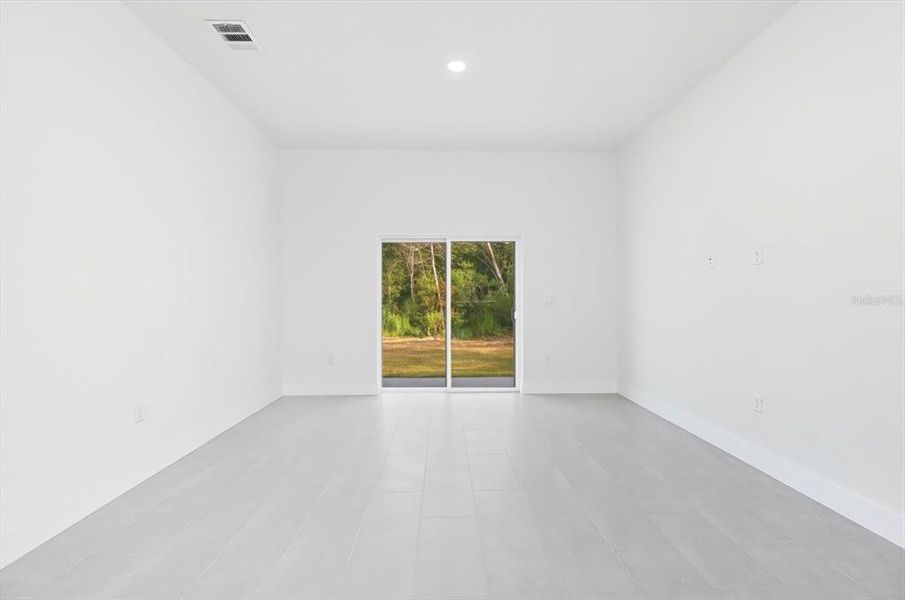 Spacious, unfurnished interior of a new home in , Dunnellon (Image 28).