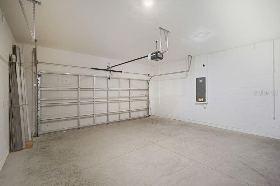 Spacious, unfurnished interior of a new home in Indigo Creek, Apollo Beach (Image 26). Spacious, unfurnished interior of a new home in Indigo Creek, Apollo Beach (Image 26).