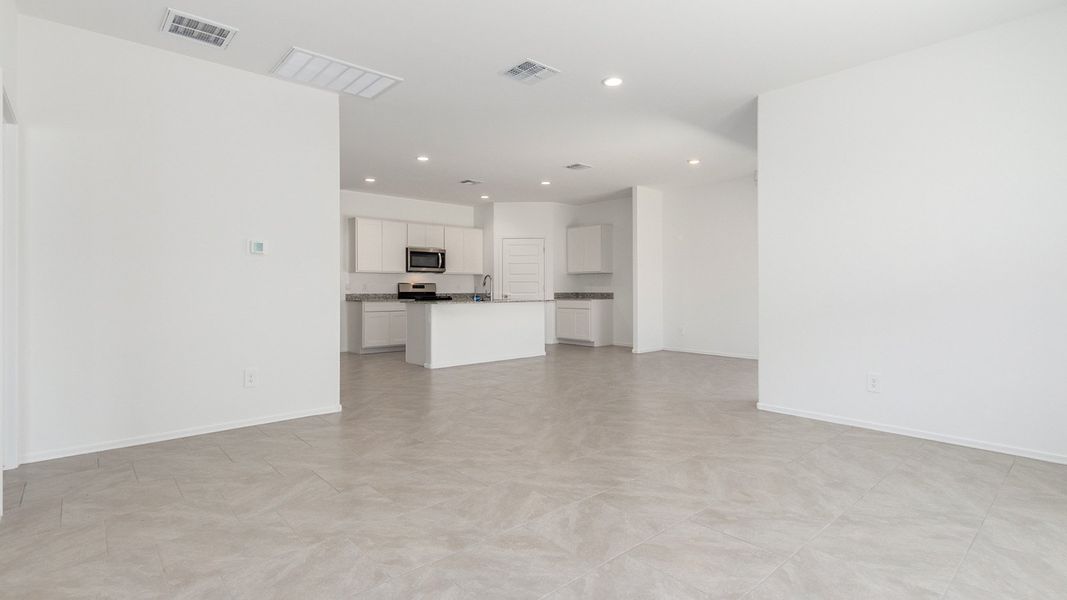 Spacious, unfurnished interior of a new home in Sycamore Vista, Vail (Image 10).
