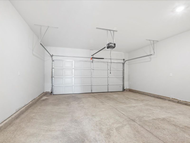 Spacious, unfurnished interior of a new home in Village at White Pine, Pendleton (Image 16).