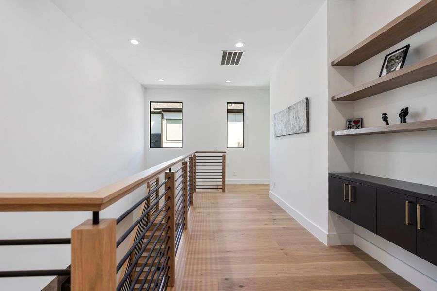 Landing with Built Ins.