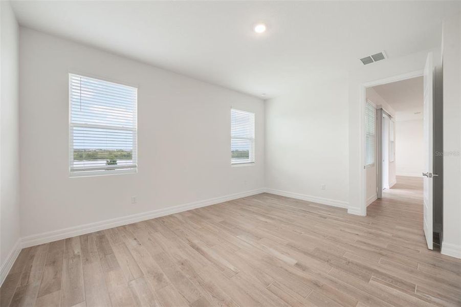Spacious, unfurnished interior of a new home in Lakes of Mount Dora, Mount Dora (Image 24).