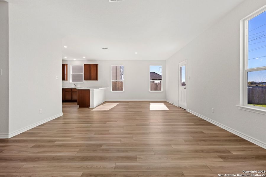 Spacious, unfurnished interior of a new home in Woodside Farms, Seguin (Image 11).