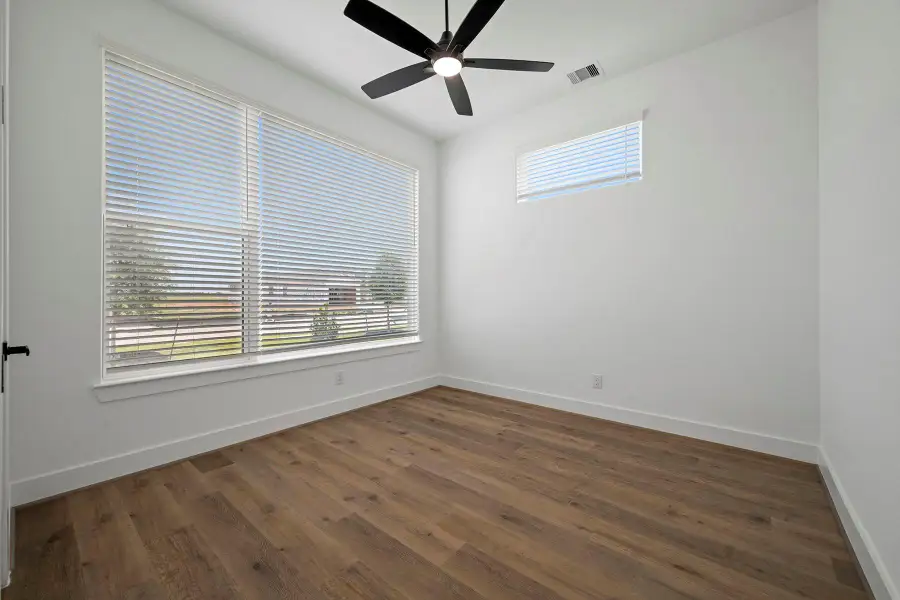 Spacious, unfurnished interior of a new home in Hallimore Ranch, Rosenberg (Image 22).