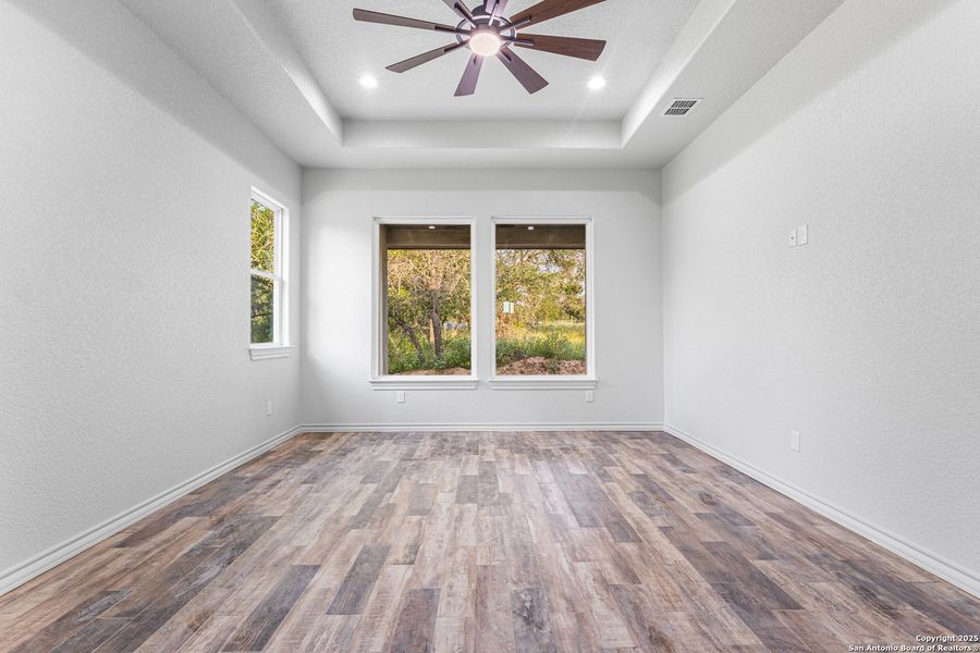 Spacious, unfurnished interior of a new home in , Natalia (Image 25).