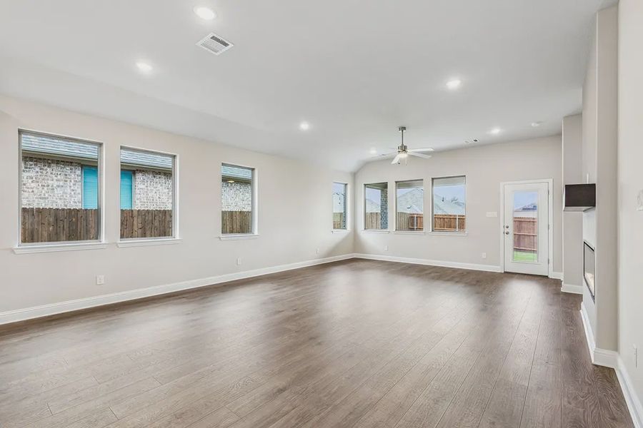 Spacious, unfurnished interior of a new home in Summer Crest, Fort Worth (Image 17).