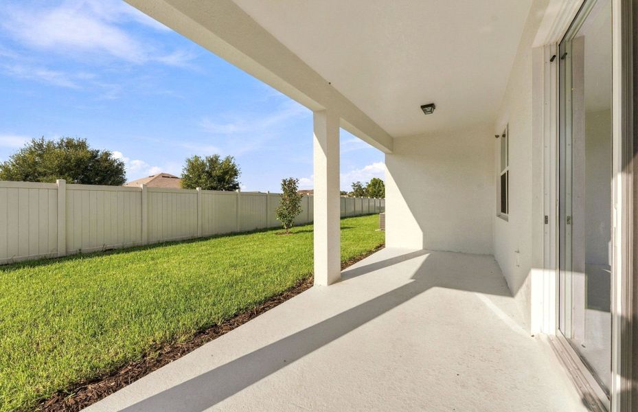 Exterior details and patio area of a home in Evergreen, Thonotosassa (Image 3).