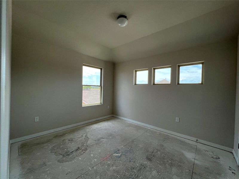 Spacious, unfurnished interior of a new home in Rolling Glen, Hutto (Image 18).
