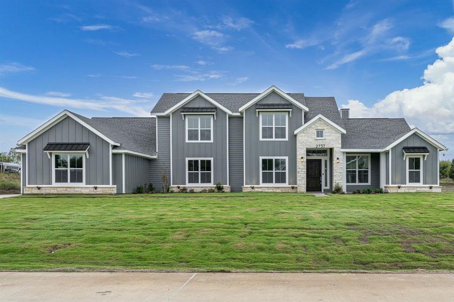 View of front of home featuring a front lawn