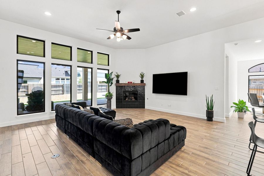 Furnished interior view inside a new home in Valencia, Manvel (Image 8).