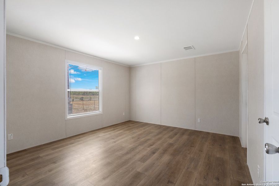 Spacious, unfurnished interior of a new home in , San Antonio (Image 17).