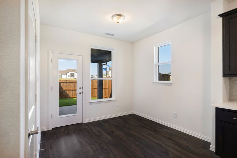 Spacious, unfurnished interior of a new home in Edgewater, Fate (Image 30).