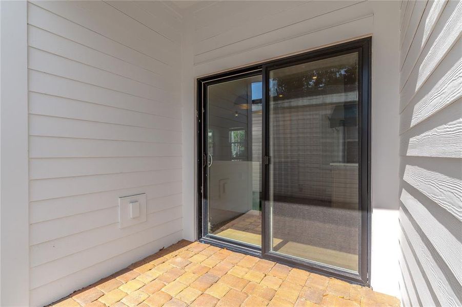 Exterior details and patio area of a home in , Orlando (Image 4).