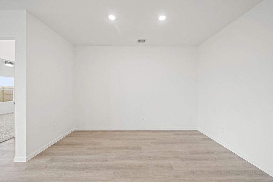 Spacious, unfurnished interior of a new home in Sunterra Lakes, Brookshire (Image 16).