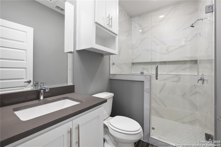 Furnished interior view inside a new home in , Alamo (Image 8).