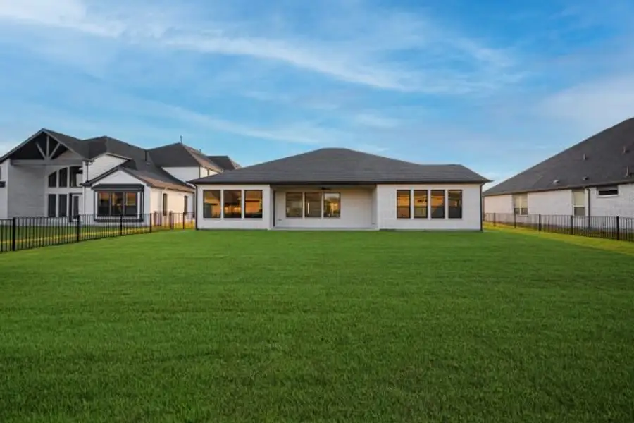 Exterior details and patio area of a home in Heath Golf and Yacht Club, Heath (Image 3).