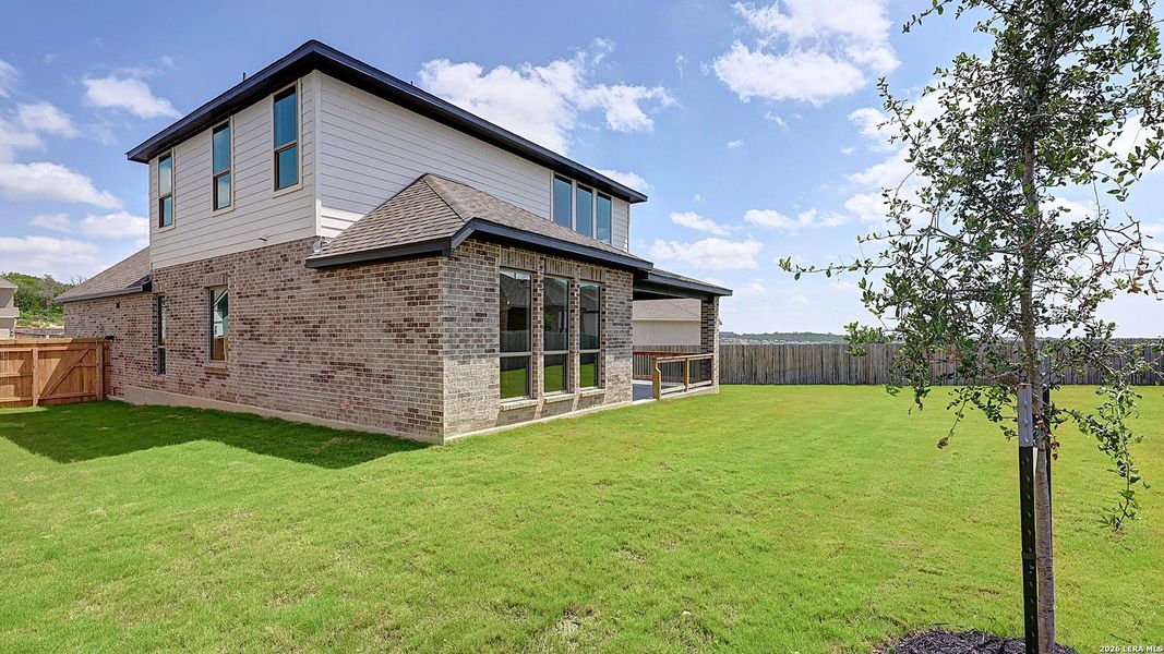 Exterior details and patio area of a home in Ladera, San Antonio (Image 20).