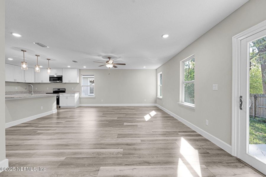 Spacious, unfurnished interior of a new home in , Jacksonville (Image 26).