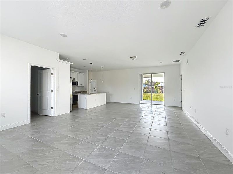 Spacious, unfurnished interior of a new home in , Ocala (Image 12).