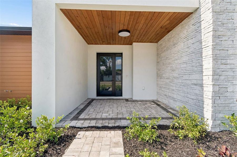 Exterior details and patio area of a home in , Tampa (Image 25).