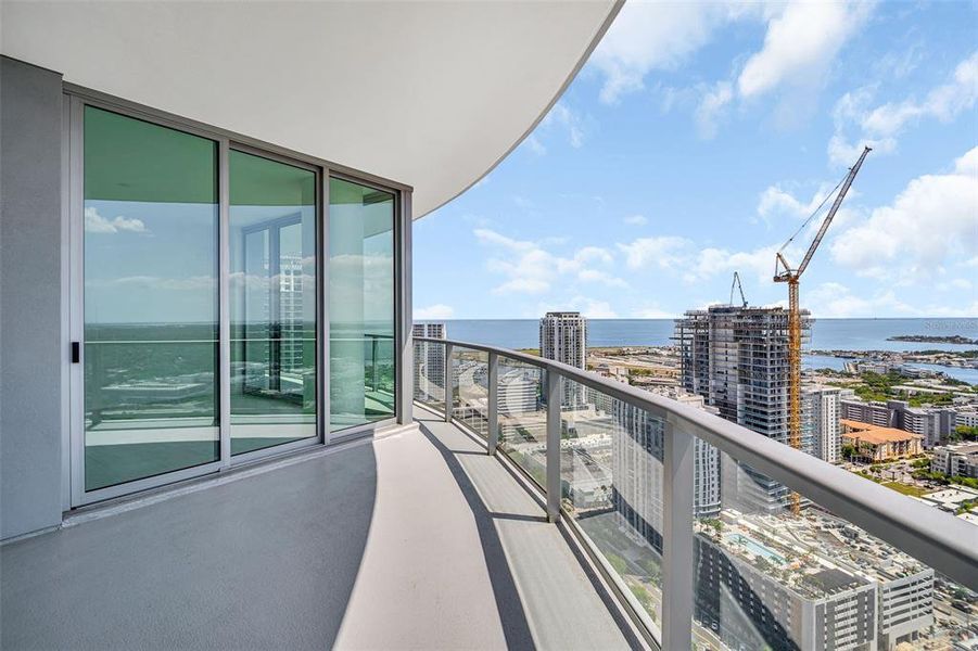 Condo located in St. Petersburg, FL showcasing its design and architecture (Image 30).