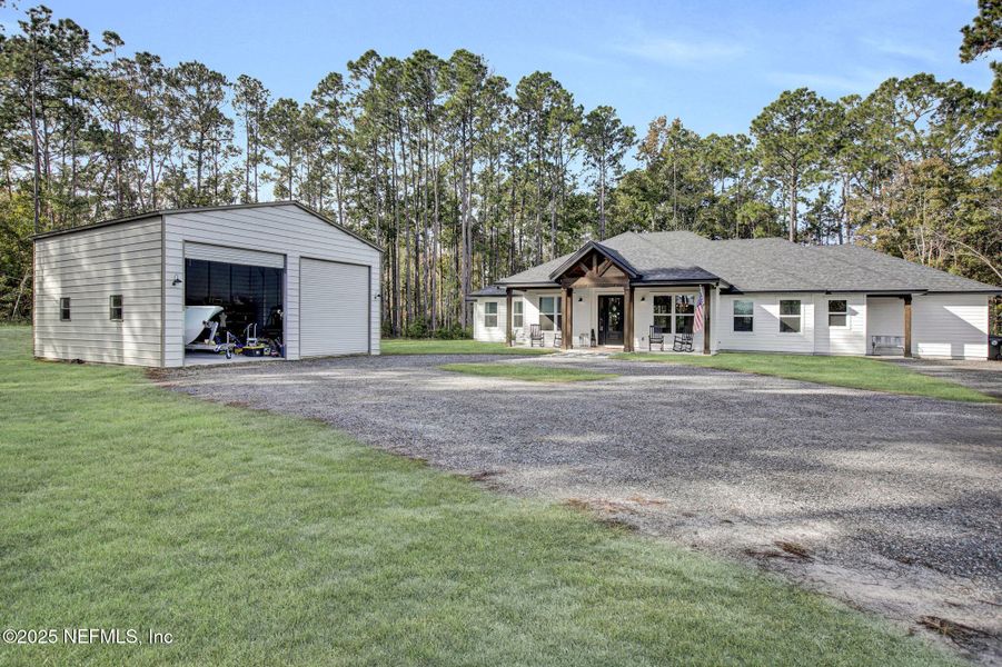 Exterior details and patio area of a home in , Green Cove Springs (Image 24).