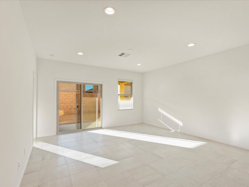 Spacious, unfurnished interior of a new home in Las Patrias at Star Valley Phase III - Signature Series, Tucson (Image 9).