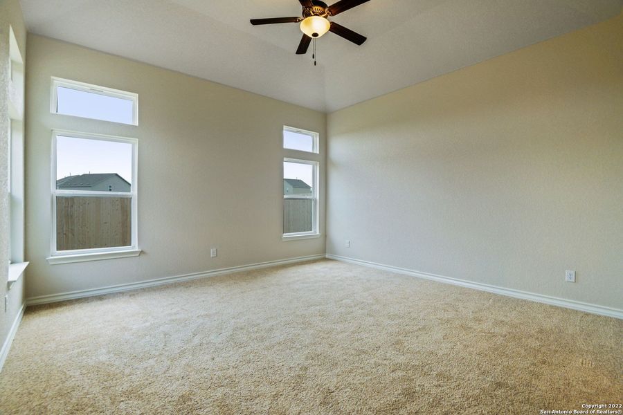 Spacious, unfurnished interior of a new home in Comanche Ridge, San Antonio (Image 13).