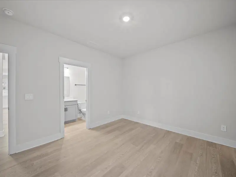Spacious, unfurnished interior of a new home in Ashby Woods, Boiling Springs (Image 16).