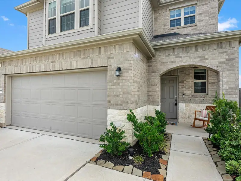 Exterior details and patio area of a home in Mavera, Conroe (Image 3).