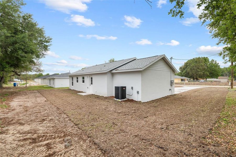 Exterior details and patio area of a home in , Dunnellon (Image 25).