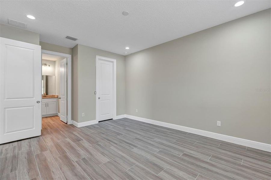 Spacious, unfurnished interior of a new home in , Summerfield (Image 31).