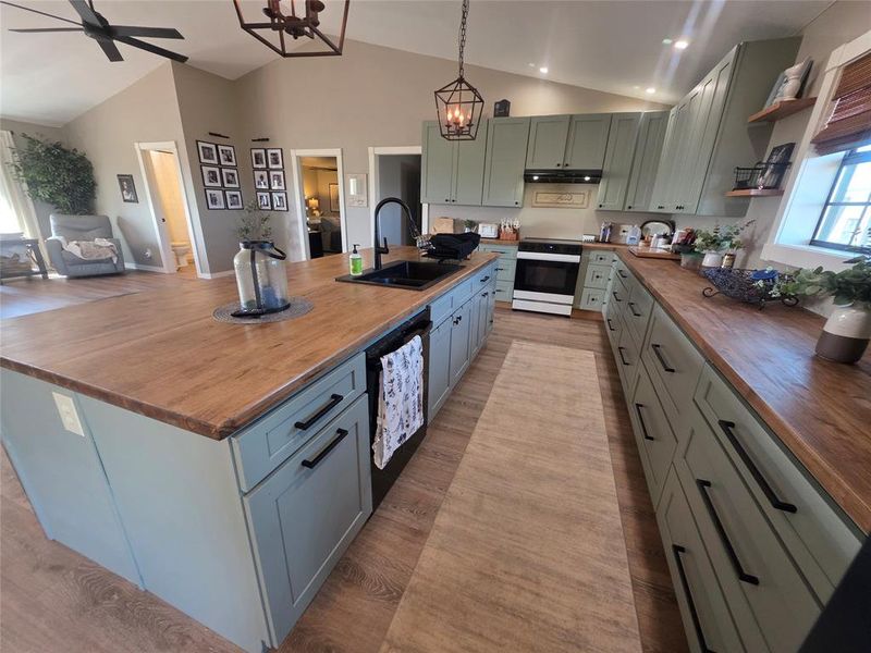 Huge island/breakfast bar