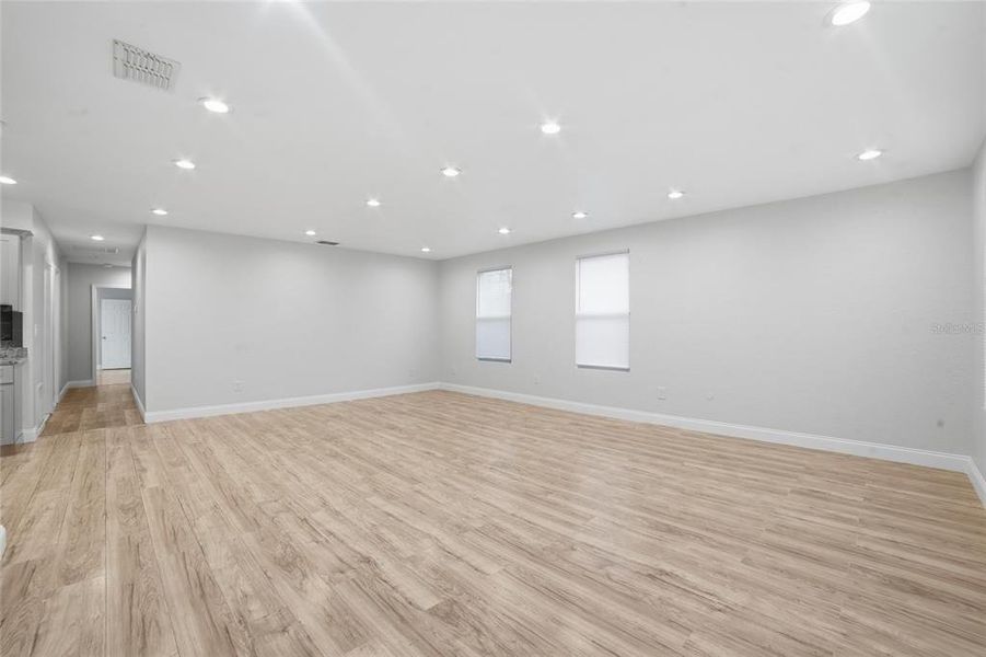 Spacious, unfurnished interior of a new home in , Orlando (Image 20).